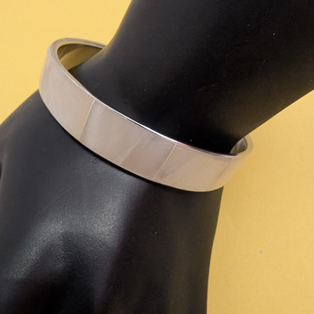 White Shell Inlay Silvertone Bracelet/ Bangle. - Picture 2 of 3